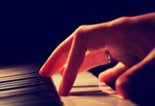 太帅了！意甲官方发布米兰德比海报预热：米兰大教堂栩栩如生.